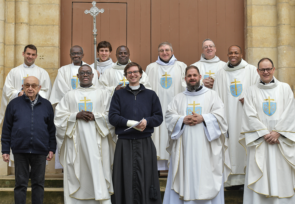 Les religieux autour du Père Paul Valentin de la Congregation Sainte Croix